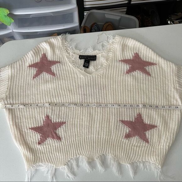POLLY & ESTHER FRAYED HEM DESTRUCTED STAR SWEATER SIZE LARGE - Picture 5 of 7